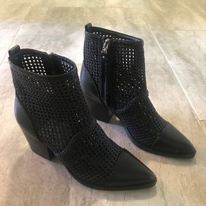 elita ankle bootie